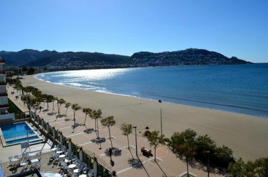 Holidays Penthouse: Panoramic Port Views with Free WiFi & Parking Roses Exterior photo